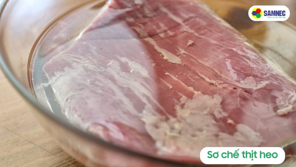 Sơ chế thịt heo với nước muối