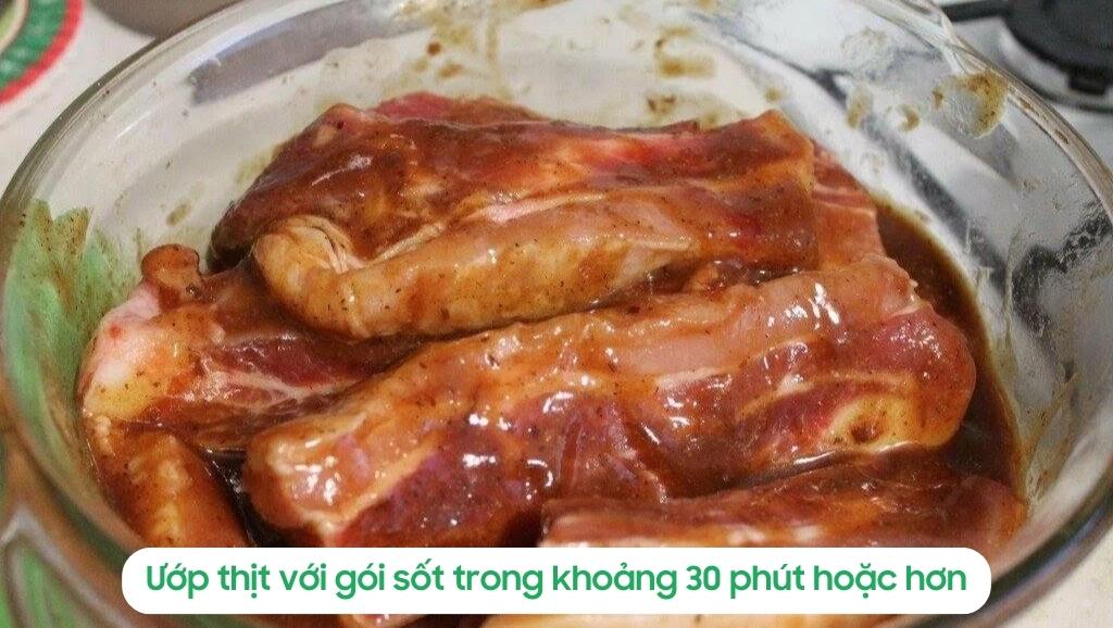 Ướp thịt với gói sốt trong 30 phút hoặc hơn