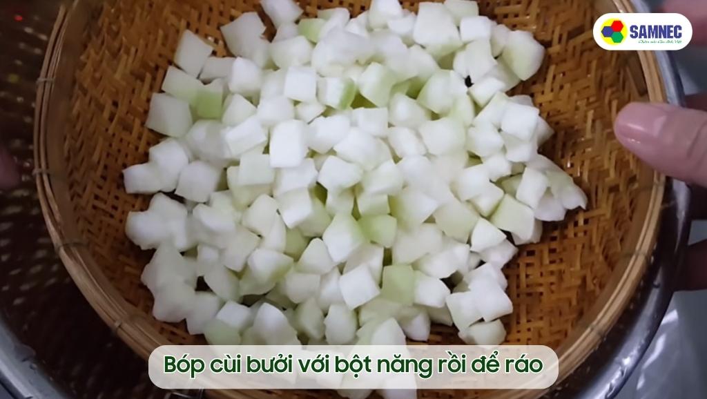 Bóp cùi bưởi với bột năng rồi để ráo