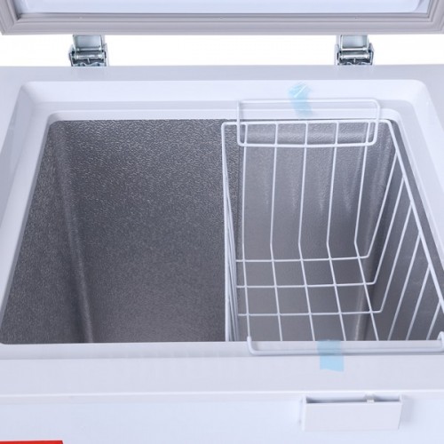 Tháo gỡ và làm sạch các khay kệ trong tủ