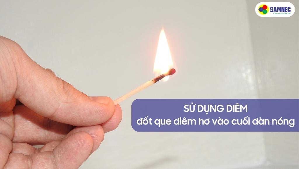Sử dụng que diêm, tuyệt đối không dùng bật lửa