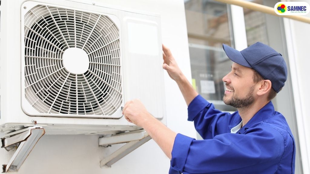 Ngắt nguồn điện, tháo vỏ dàn nóng