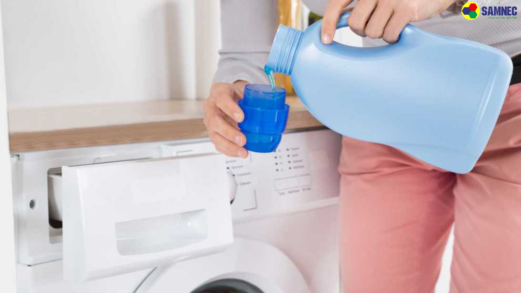 Cho nhiều bột giặt và nước giặt 