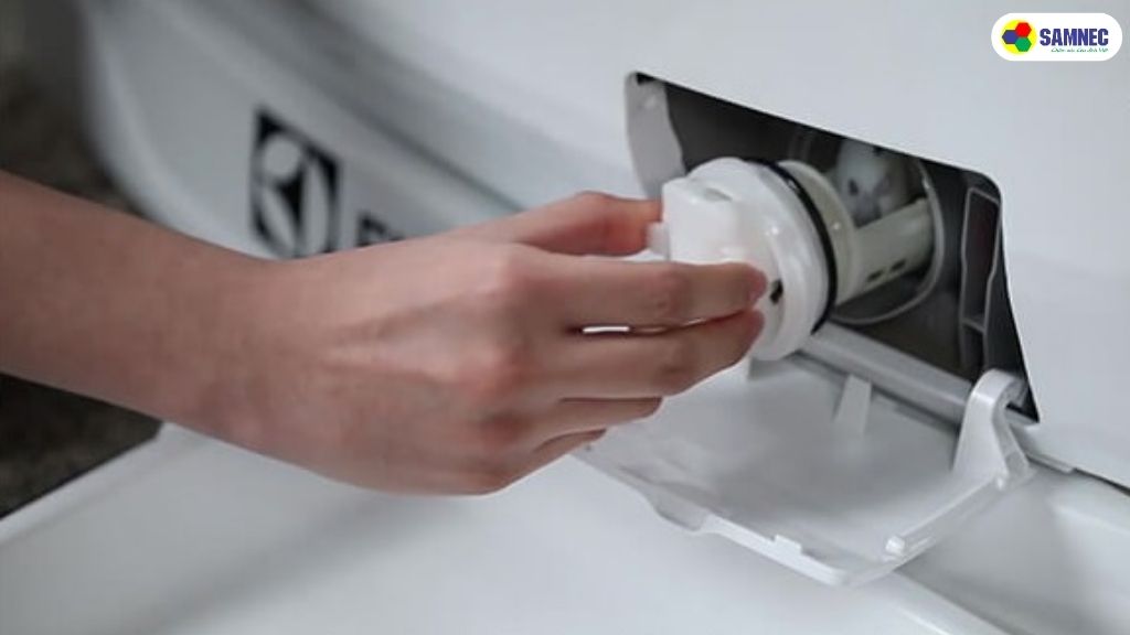 Bước 2: Xác định và tháo bộ lọc cặn