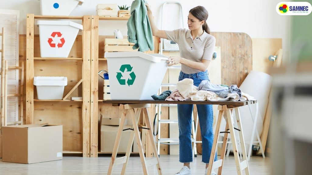 Bước 2: Kiểm tra quần áo trước khi cho vào máy sấy