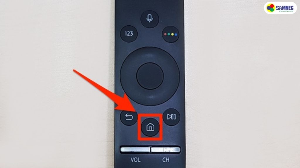 Sử dụng remote, bạn nhấn nút “hình ngôi nhà” để truy cập vào giao diện ứng dụng của tivi Samsung.