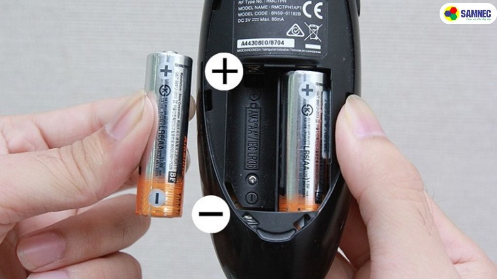 Bước 1: Tháo pin ra khỏi điều khiển.