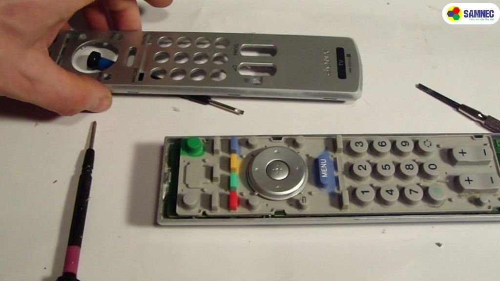 Bước 2: Dùng tua-vít để tháo ốc trên remote. Hãy giữ cẩn thận các ốc vít để đảm bảo khi lắp lại không bị thiếu.