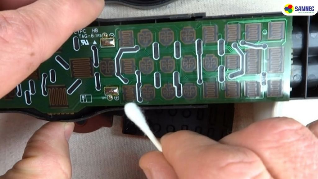 Bước 5: Dùng tăm bông để lau sạch bụi bẩn trên các mạch điện của remote.