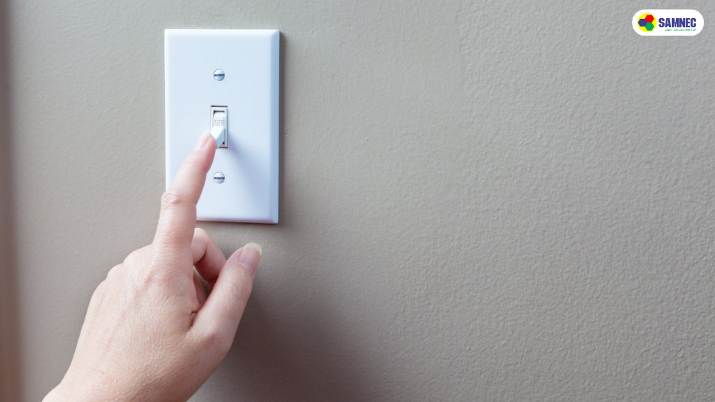 Dùng aptomat riêng của máy lạnh