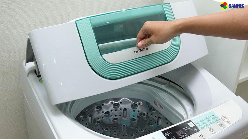Kiểm tra lượng quần áo bên trong lồng giặt