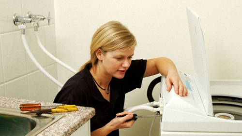 Máy giặt bị rò rỉ nước - Nguyên nhân và Cách khắc phục